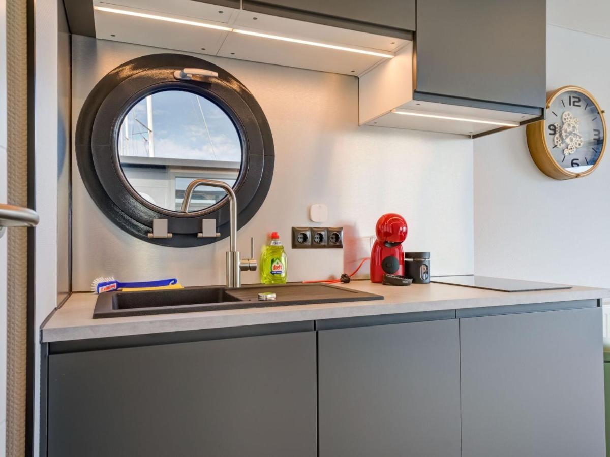 Beautiful Houseboat In Marina Of Volendam Hotel Exterior photo